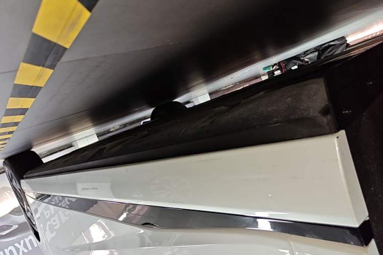 Used XPeng X9 2024 702 Ultra-Long Range Max Right Side Sill