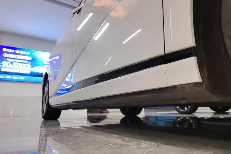 Used XPeng X9 2024 702 Ultra-Long Range Max Right Side Sill