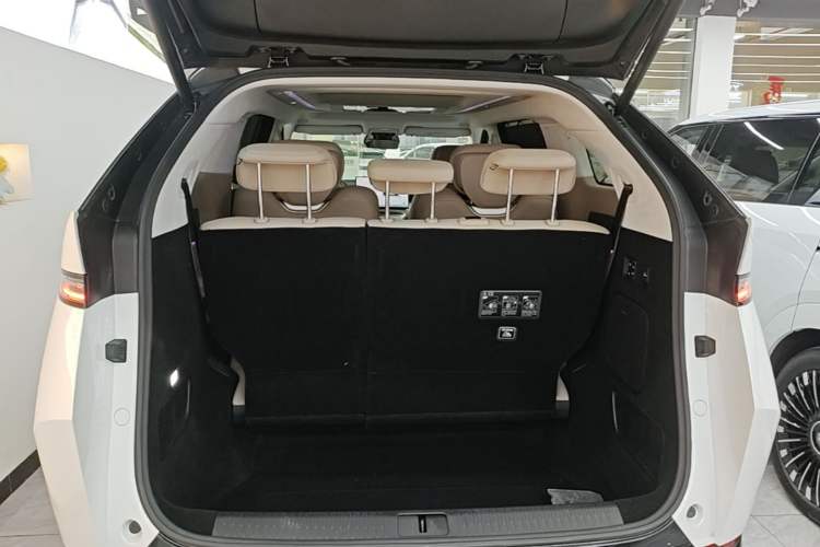 Used XPeng X9 2024 610 Long-Range Pro Trunk