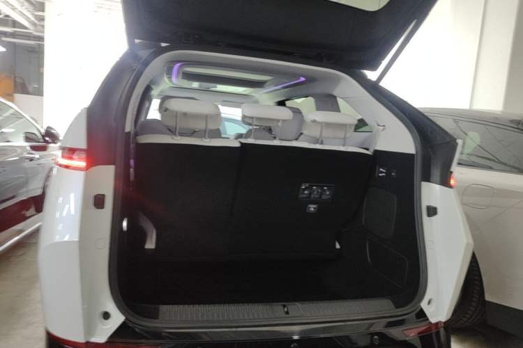 Used XPeng X9 2024 702 Ultra-Long Range Max Trunk