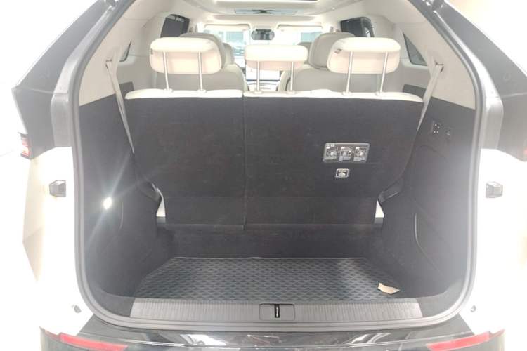 Used XPeng X9 2024 610 Long-Range Pro Trunk