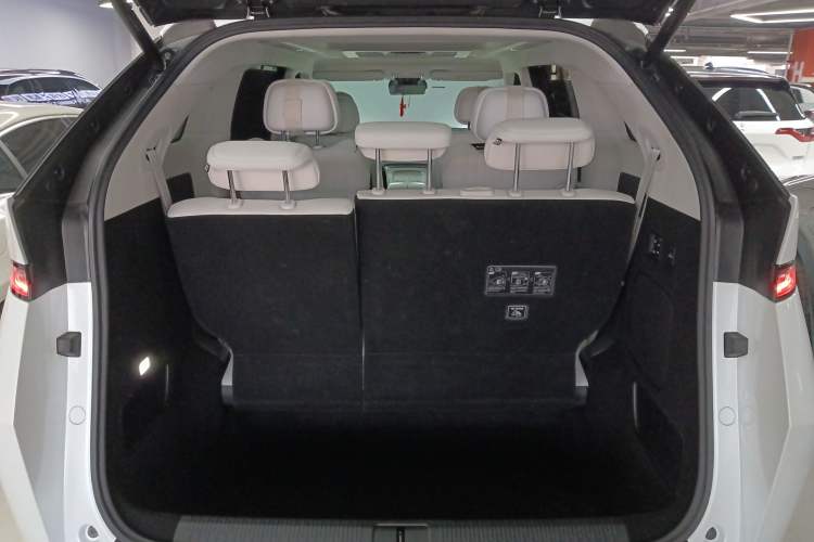 Used XPeng X9 2024 702 Ultra-Long Range Pro Trunk