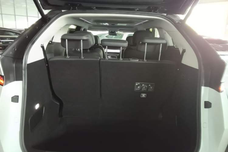 Used XPeng X9 2024 702 Ultra-Long Range Max Trunk