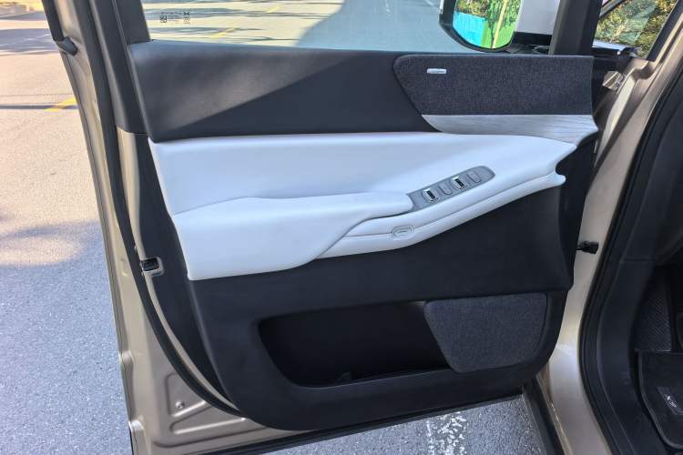 Used XPeng X9 2024 640 All-Wheel Drive High-Performance Max Audio And AC Panel