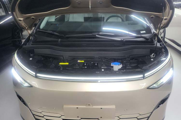 Used XPeng X9 2024 702 Ultra-Long Range Pro Engine Bay