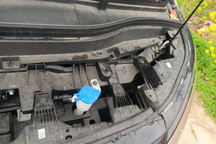 Used XPeng X9 2024 702 Ultra-Long Range Max Engine Bay Left