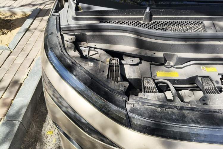 Used XPeng X9 2024 702 Ultra-Long Range Pro Engine Bay Right