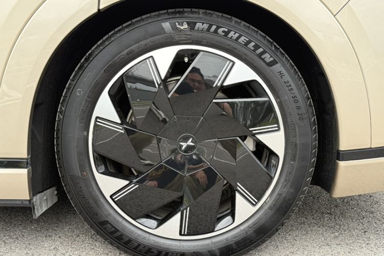 Used XPeng X9 2024 640 All-Wheel Drive High-Performance Max Exterior 1