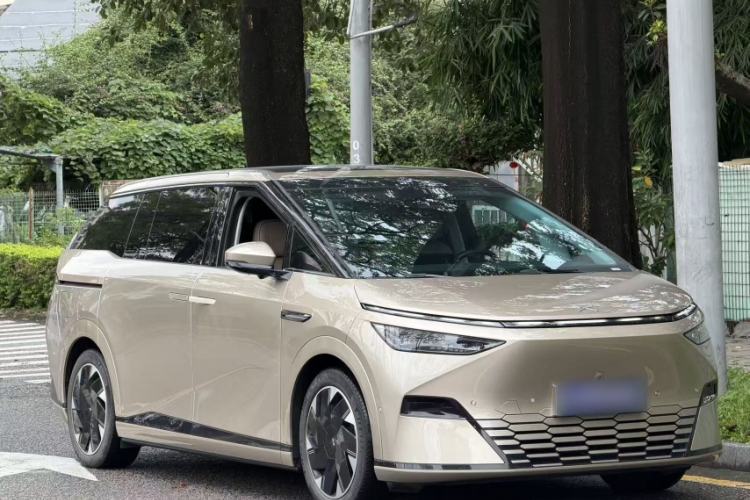 Used XPeng X9 2024 640 All-Wheel Drive High-Performance Max Exterior 5