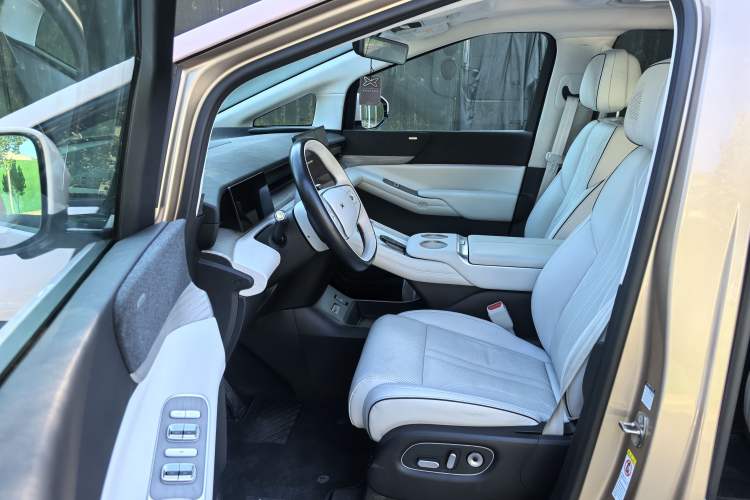 Used XPeng X9 2024 640 All-Wheel Drive High-Performance Max Interior 2