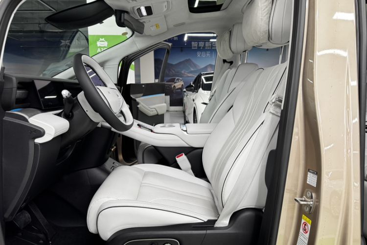 Used XPeng X9 2024 702 Ultra-Long Range Pro Interior 2