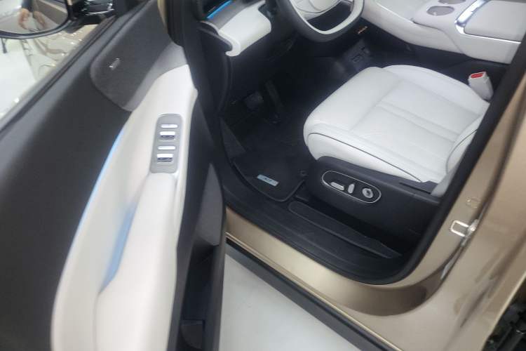 Used XPeng X9 2024 702 Ultra-Long Range Pro Left Front Seat