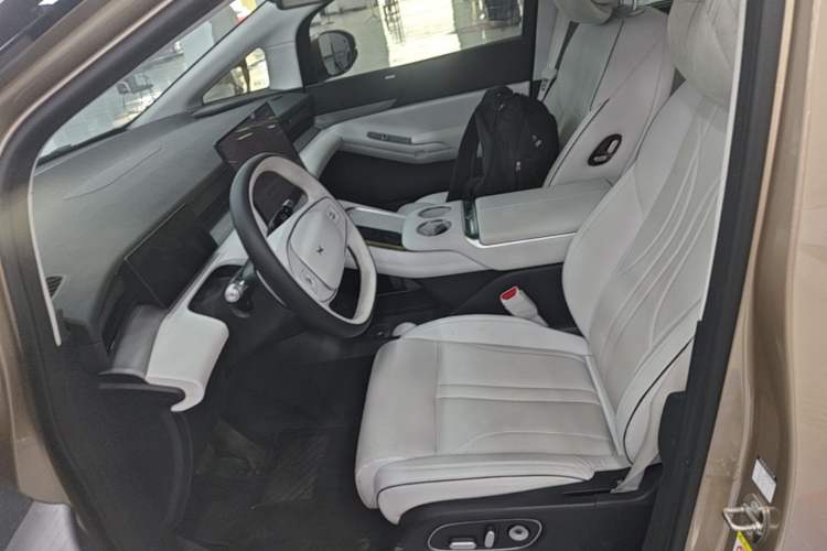 Used XPeng X9 2024 702 Ultra-Long Range Max Left Front Seat