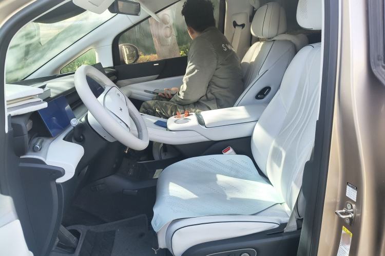 Used XPeng X9 2024 702 Ultra-Long Range Pro Left Front Seat