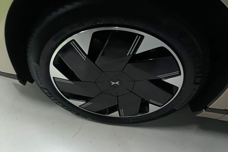 Used XPeng X9 2024 640 All-Wheel Drive High-Performance Max Left Front Wheel Hub