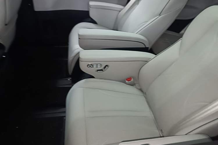 Used XPeng X9 2024 640 All-Wheel Drive High-Performance Max Left Rear Seat