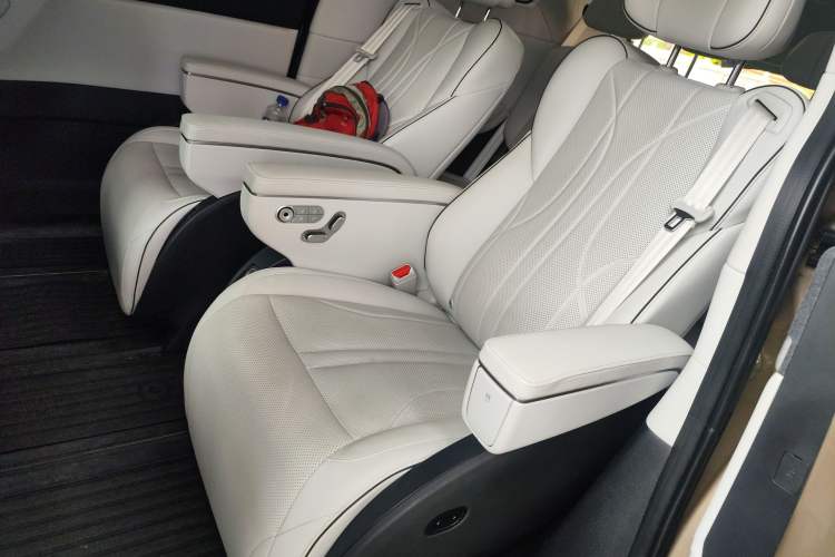 Used XPeng X9 2024 640 All-Wheel Drive High-Performance Max Left Rear Seat