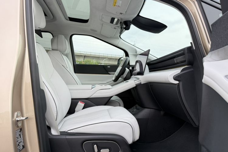 Used XPeng X9 2024 640 All-Wheel Drive High-Performance Max Right Front Seat