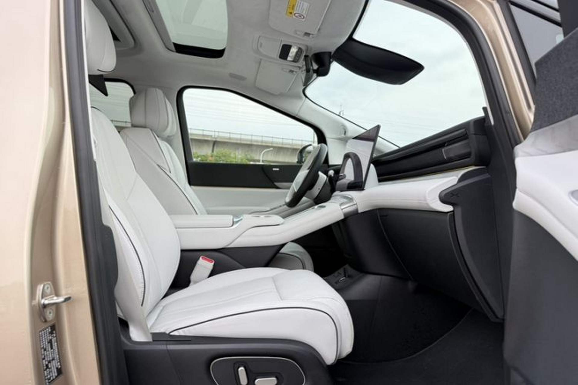 Used XPeng X9 2024 640 All-Wheel Drive High-Performance Max Right Front Seat