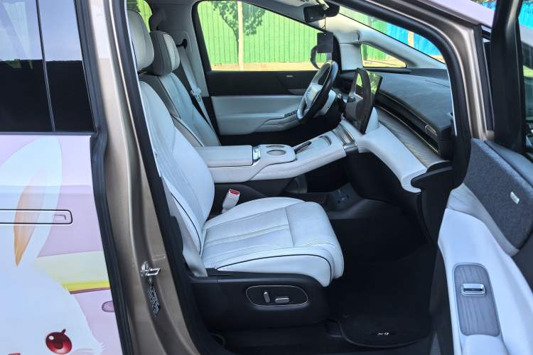 Used XPeng X9 2024 640 All-Wheel Drive High-Performance Max Right Front Seat