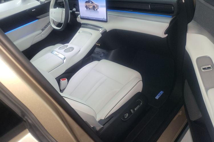 Used XPeng X9 2024 702 Ultra-Long Range Pro Right Front Seat