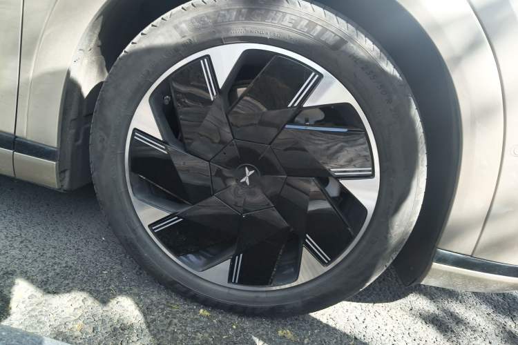 Used XPeng X9 2024 702 Ultra-Long Range Pro Right Front Wheel Hub