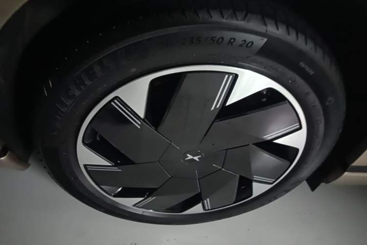Used XPeng X9 2024 640 All-Wheel Drive High-Performance Max Right Rear Wheel Hub