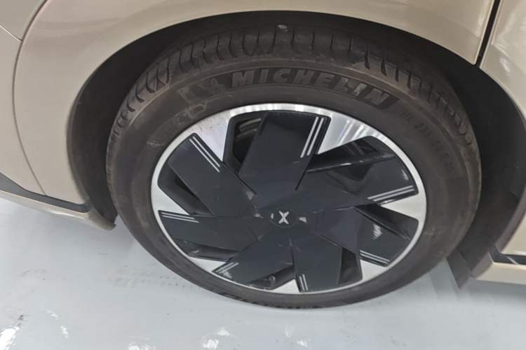 Used XPeng X9 2024 702 Ultra-Long Range Max Right Rear Wheel Hub
