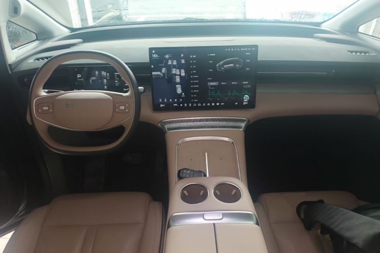 Used XPeng X9 2025 740 Ultra-Long Range Max Center Console