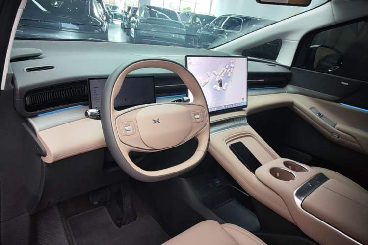 Used XPeng X9 2025 650 Long-Range Max Center Console