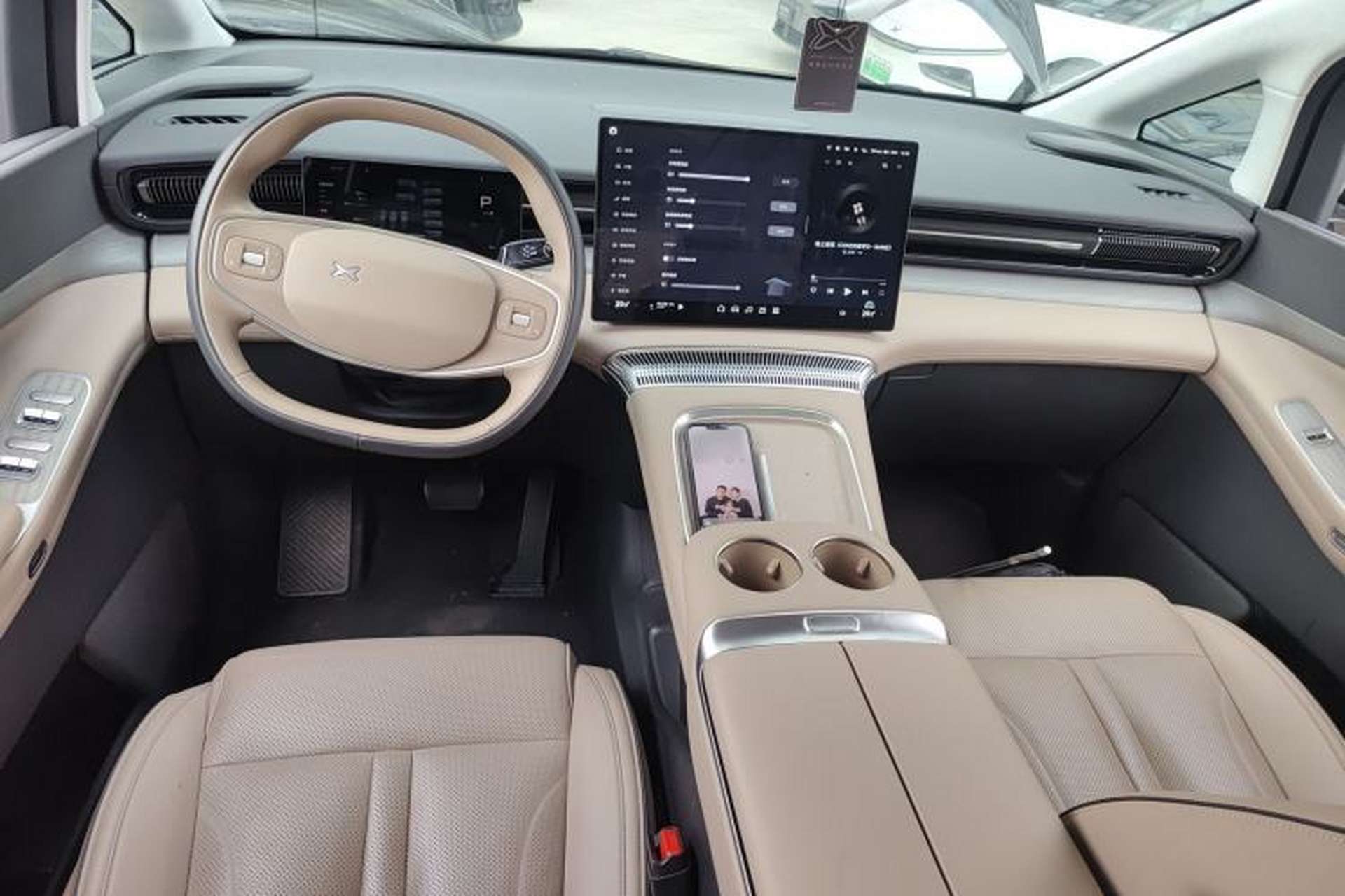 Used XPeng X9 2025 740 Ultra-Long Range Max Center Console