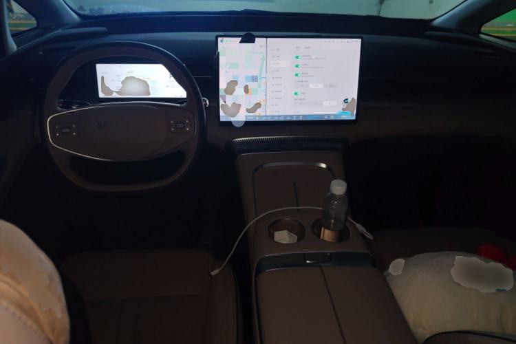 Used XPeng X9 2025 650 Long-Range Max Center Console