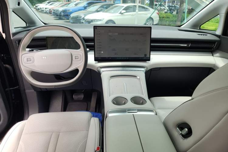 Used XPeng X9 2025 740 Ultra-Long Range Max Center Console