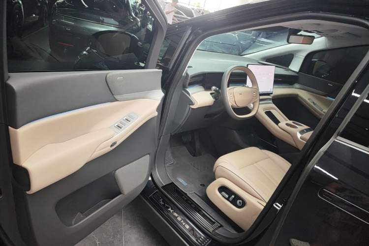 Used XPeng X9 2025 650 Long-Range Max Driver Seat