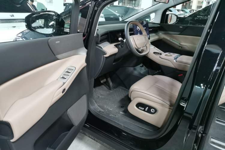 Used XPeng X9 2025 740 Ultra-Long Range Max Driver Seat