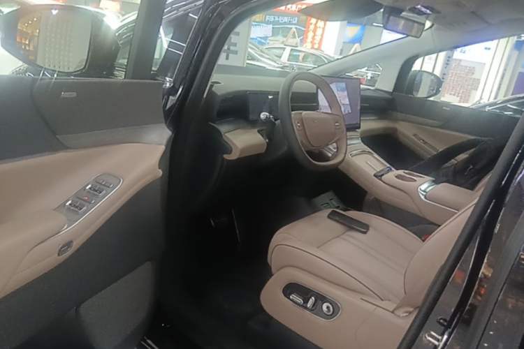 Used XPeng X9 2025 650 Long-Range Max Driver Seat