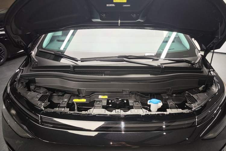 Used XPeng X9 2025 650 Long-Range Max Engine Bay