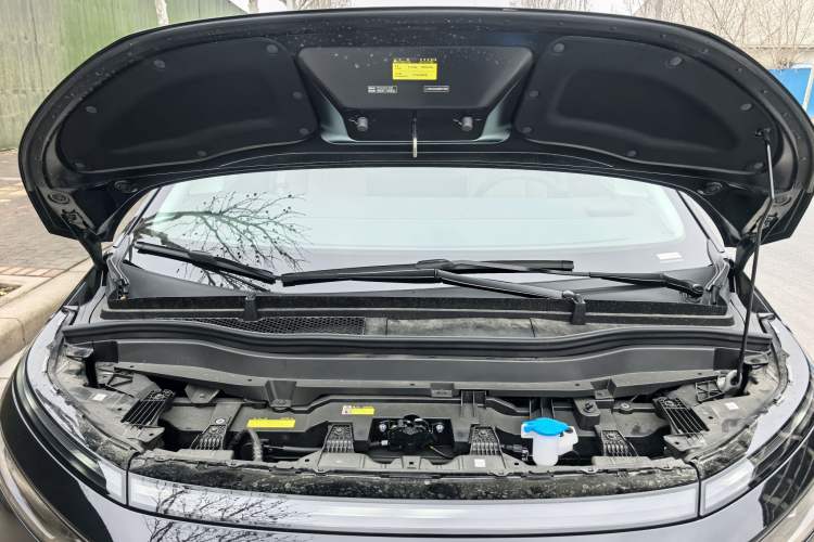 Used XPeng X9 2025 650 Long-Range Max Engine Bay