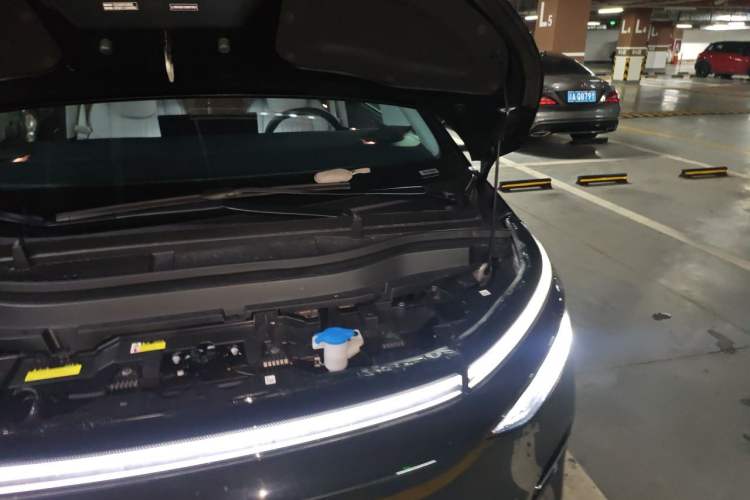 Used XPeng X9 2025 650 Long-Range Max Engine Bay Left