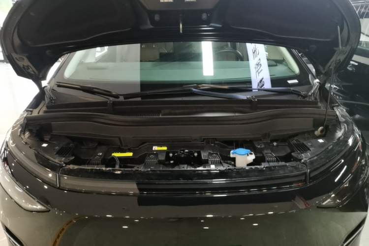 Used XPeng X9 2025 740 Ultra-Long Range Max Engine Bay