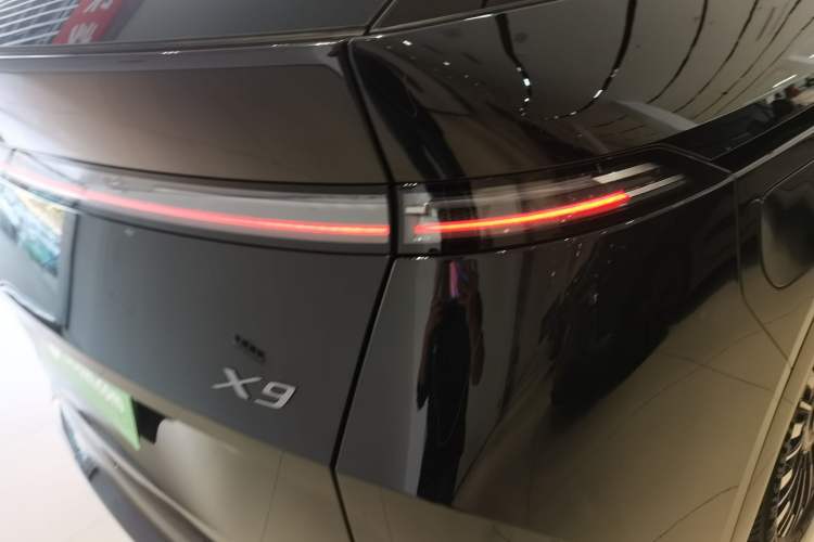Used XPeng X9  Exterior 3