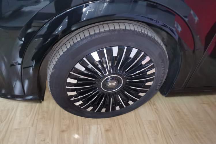 Used XPeng X9 2025 740 Ultra-Long Range Max Exterior 4