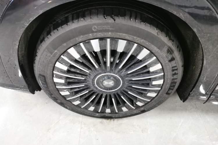 Used XPeng X9 2025 740 Ultra-Long Range Max Exterior 4