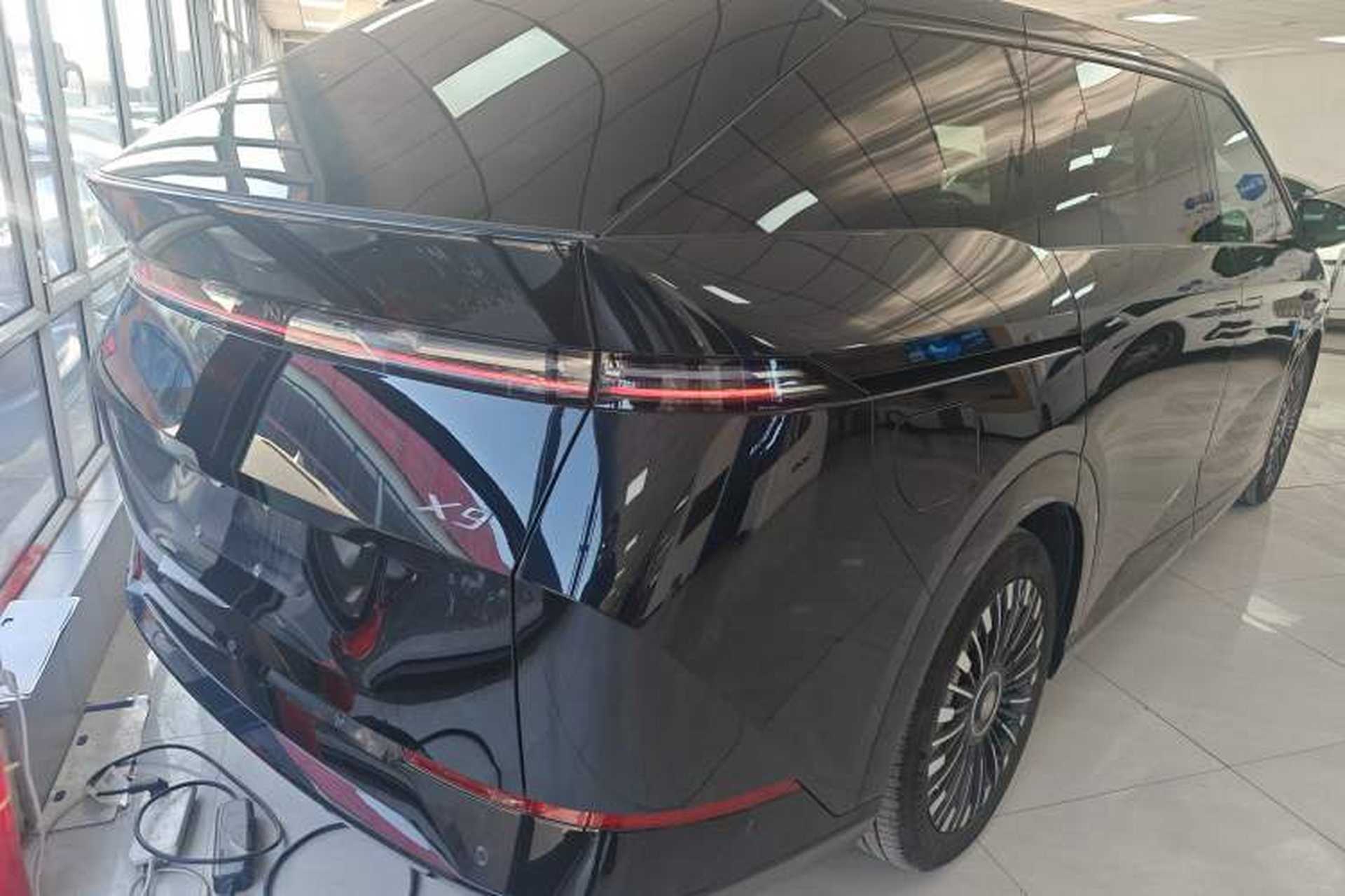 Used XPeng X9 2025 740 Ultra-Long Range Max Exterior 5