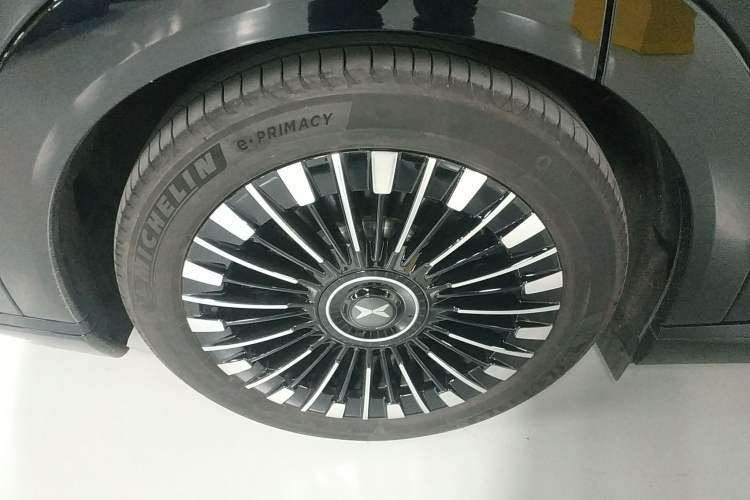 Used XPeng X9 2025 740 Ultra-Long Range Max Exterior 8