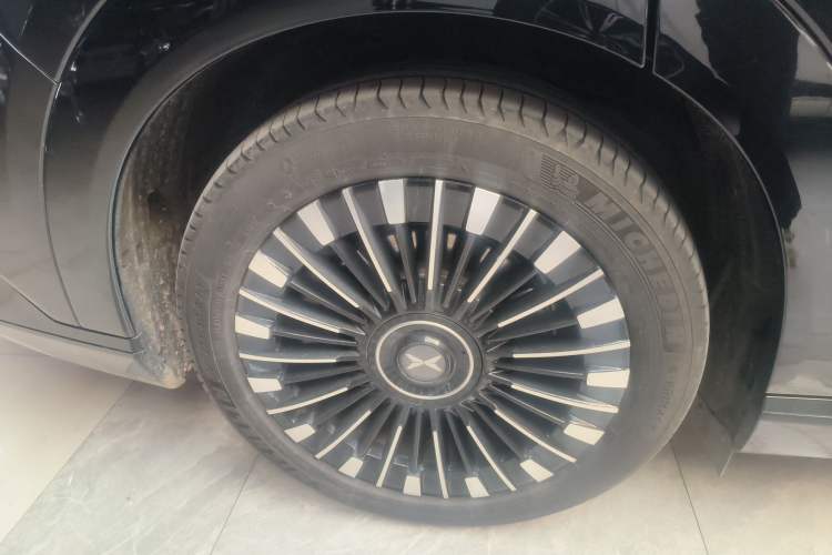Used XPeng X9 2025 740 Ultra-Long Range Max Exterior 8