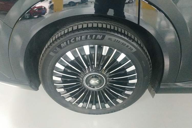 Used XPeng X9 2025 740 Ultra-Long Range Max Exterior 8