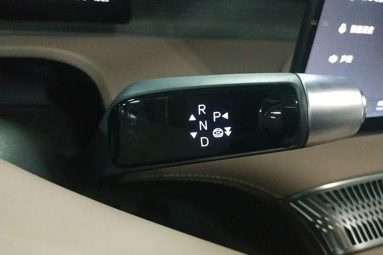 Used XPeng X9 2025 740 Ultra-Long Range Max Gear Lever