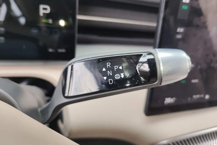 Used XPeng X9 2025 740 Ultra-Long Range Max Gear Lever