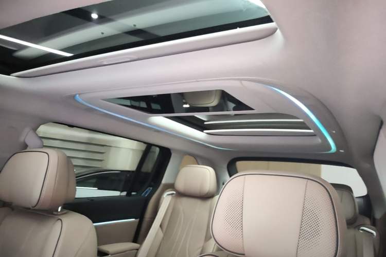 Used XPeng X9 2025 650 Long-Range Max Headliner